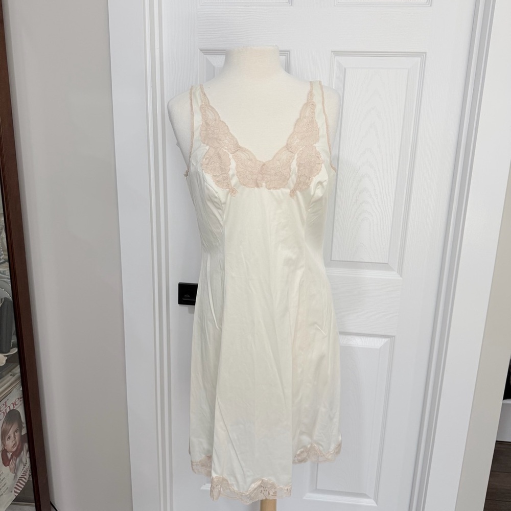 VTG Elegant Ivory Lace Chemise made in France 🇫🇷
